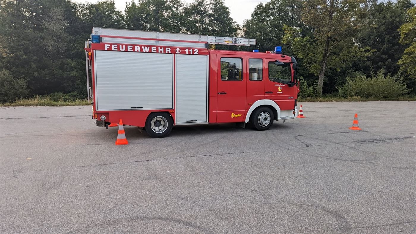 Löschfahrzeug der Feuerwehr Triefenried in der Seitenansicht