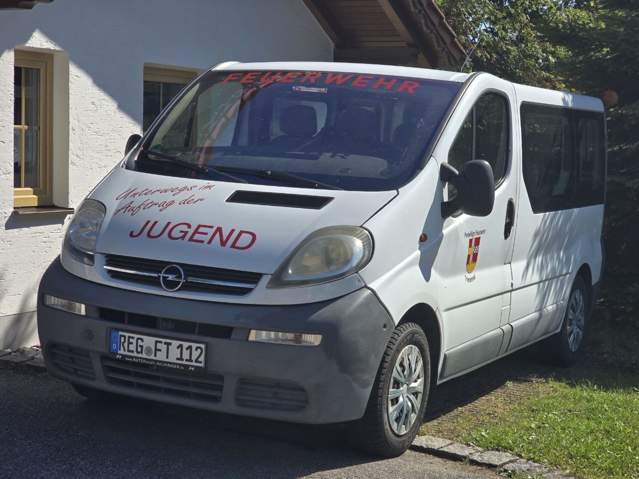 Mehrzweckfahrzeug der Feuerwehr Triefenried vor dem Feuerwehrhaus