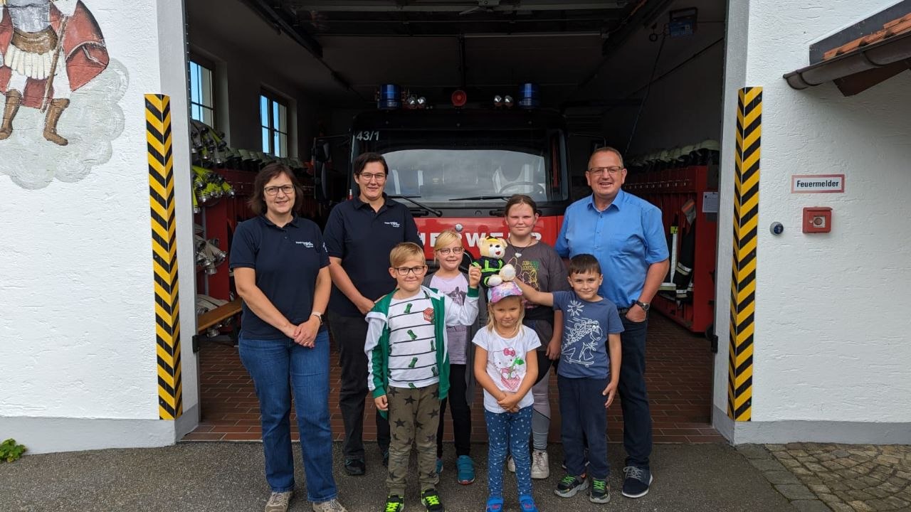 Gruppenbild zur Gründung der Kinderfeuerwehr Triefenried mit Bürgermeister Hans Dachs vor dem Feuerwehrhaus