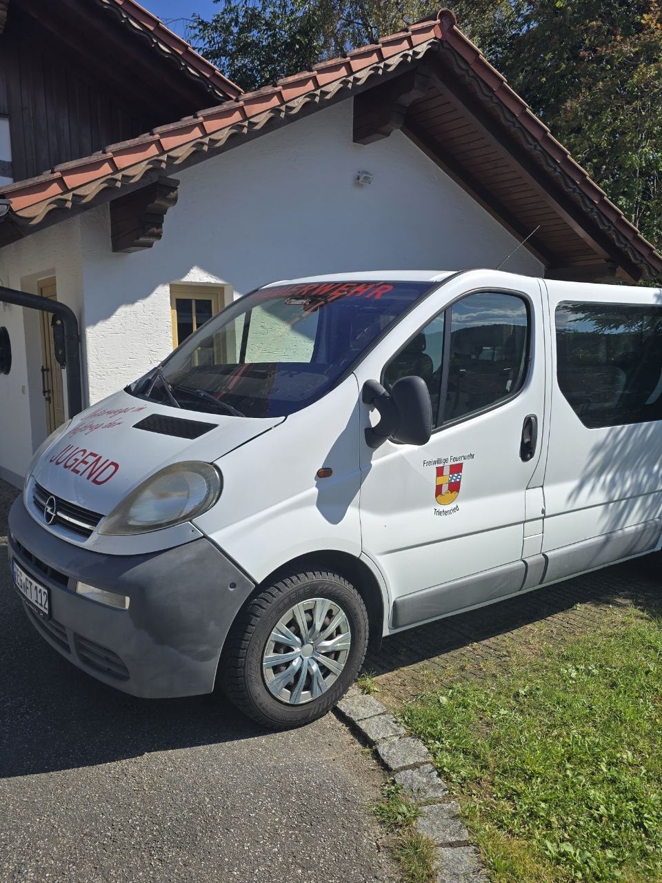Mehrzweckfahrzeug der Feuerwehr Triefenried in der Seitenansicht