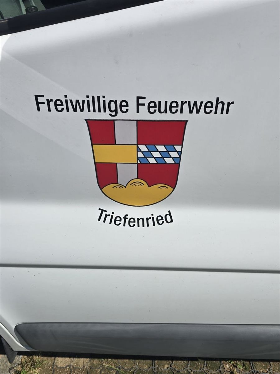 Wappen der Freiwilligen Feuerwehr Triefenried auf einer Fahrzeugtür